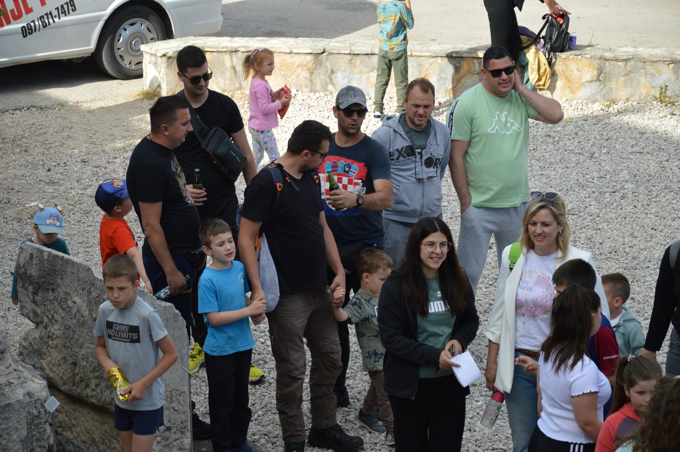 (3)